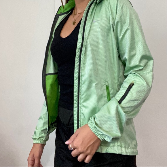 Nike running sleek wind breaker - Picture 4 of 7